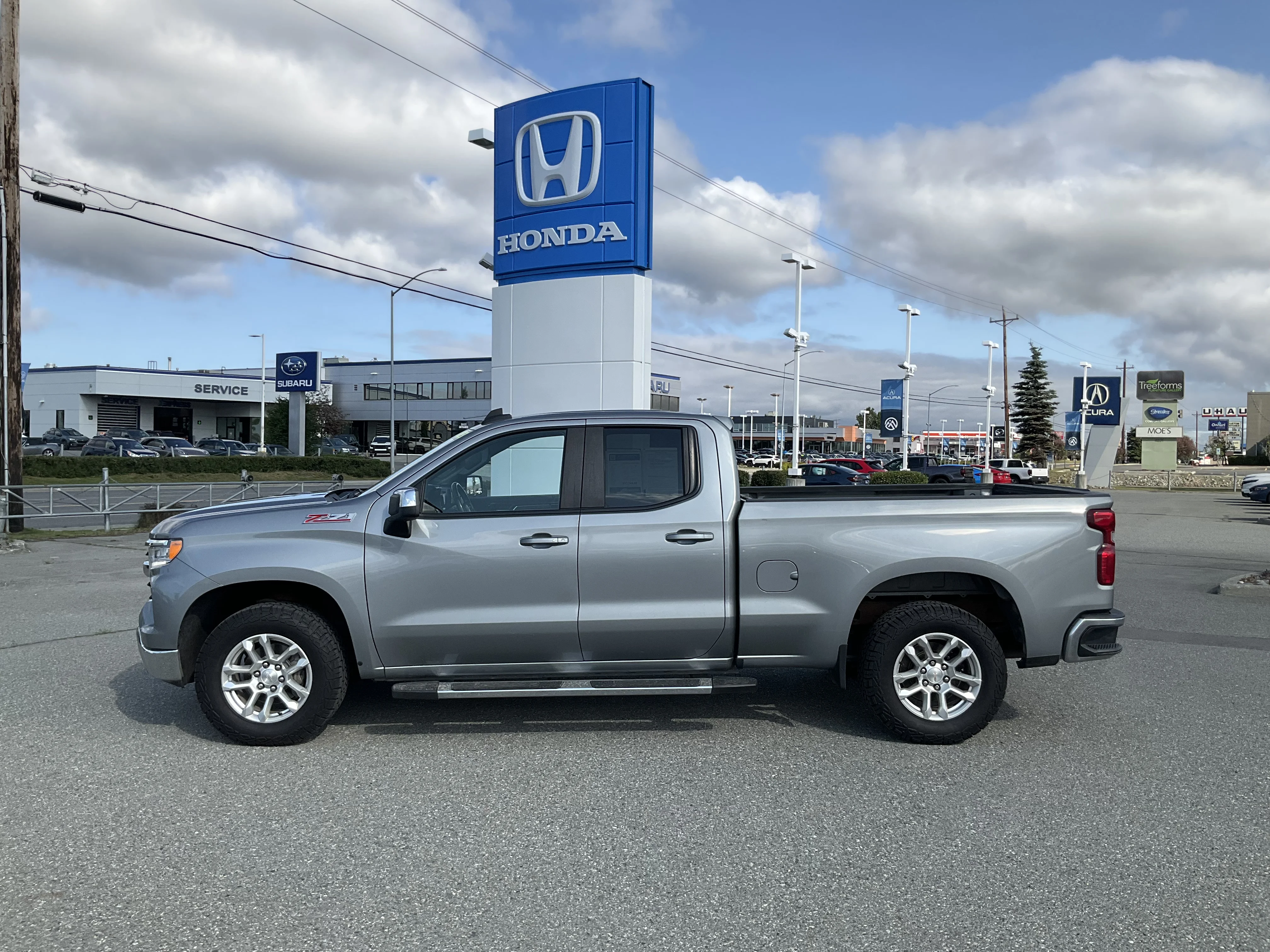 Used 2023 Gray Chevrolet LT image 3