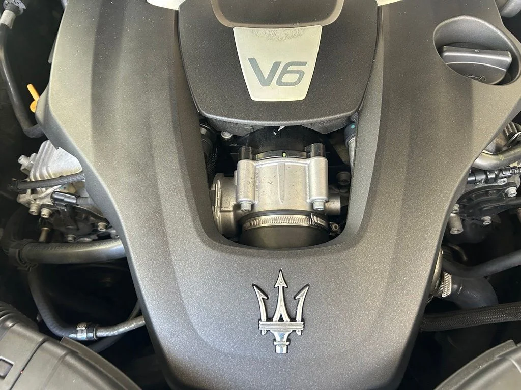 Used 2015 Gray Maserati Base image 14