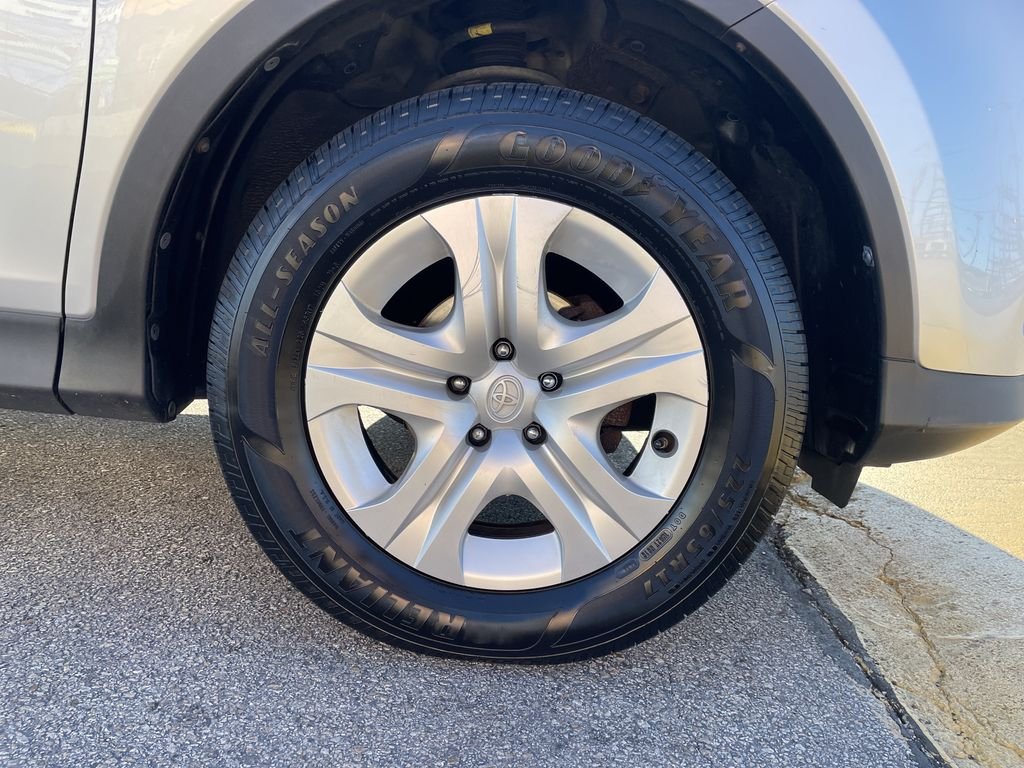 Used 2015 Silver Toyota LE image 11