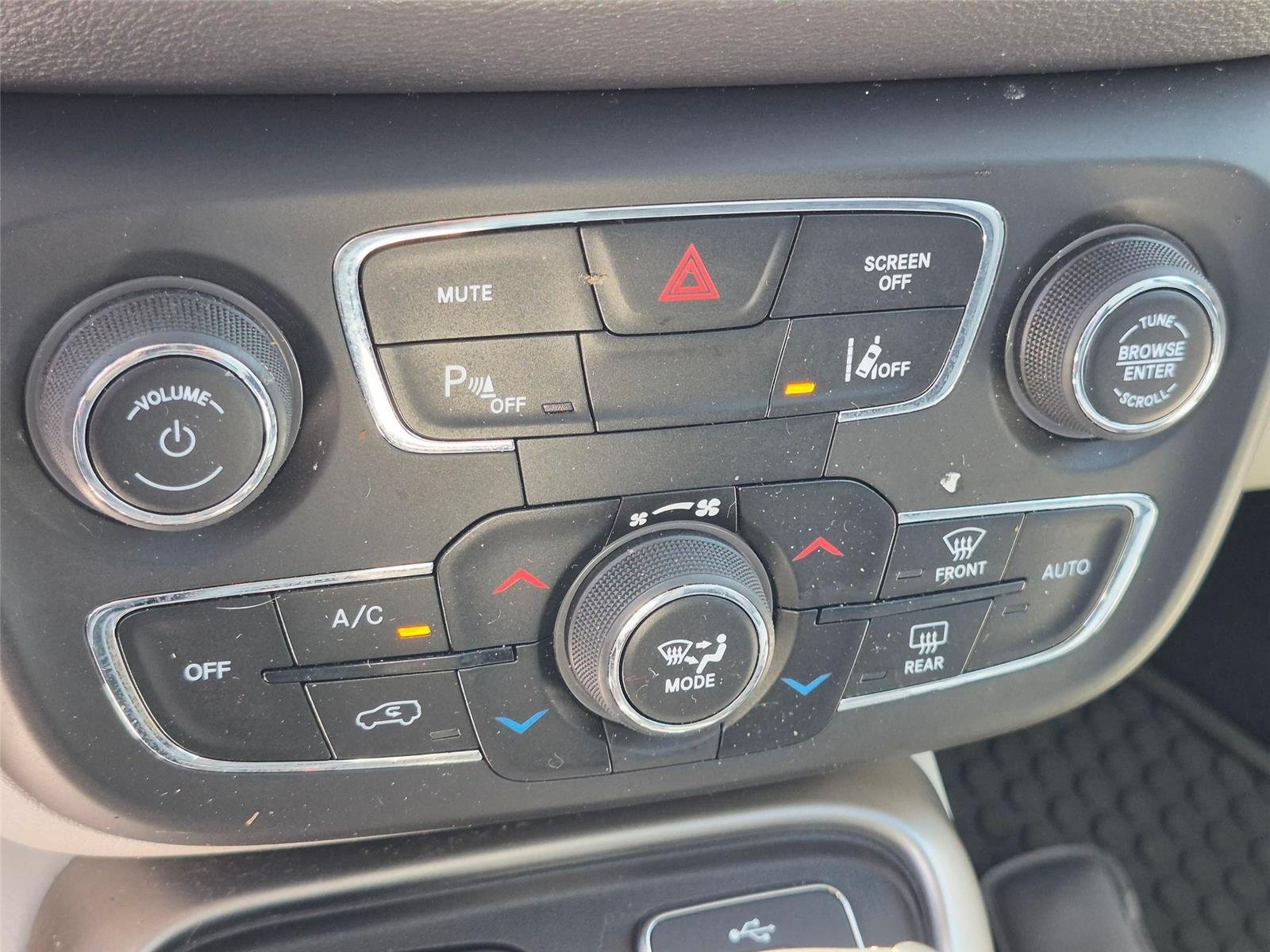 Used 2018 White Clearcoat Jeep Latitude image 23