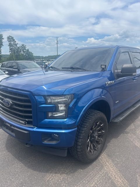 Used 2017 Lightning Blue Ford XLT image 3