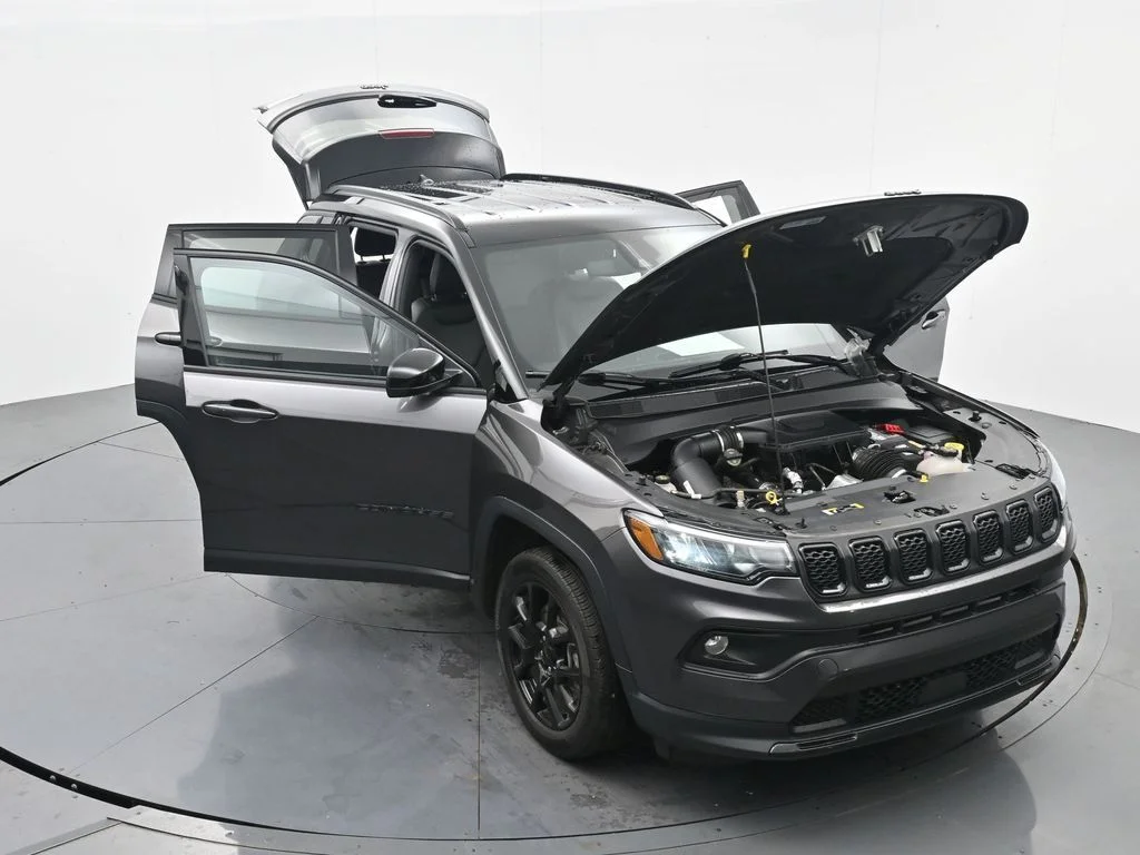 Used 2024  Jeep Latitude image 37