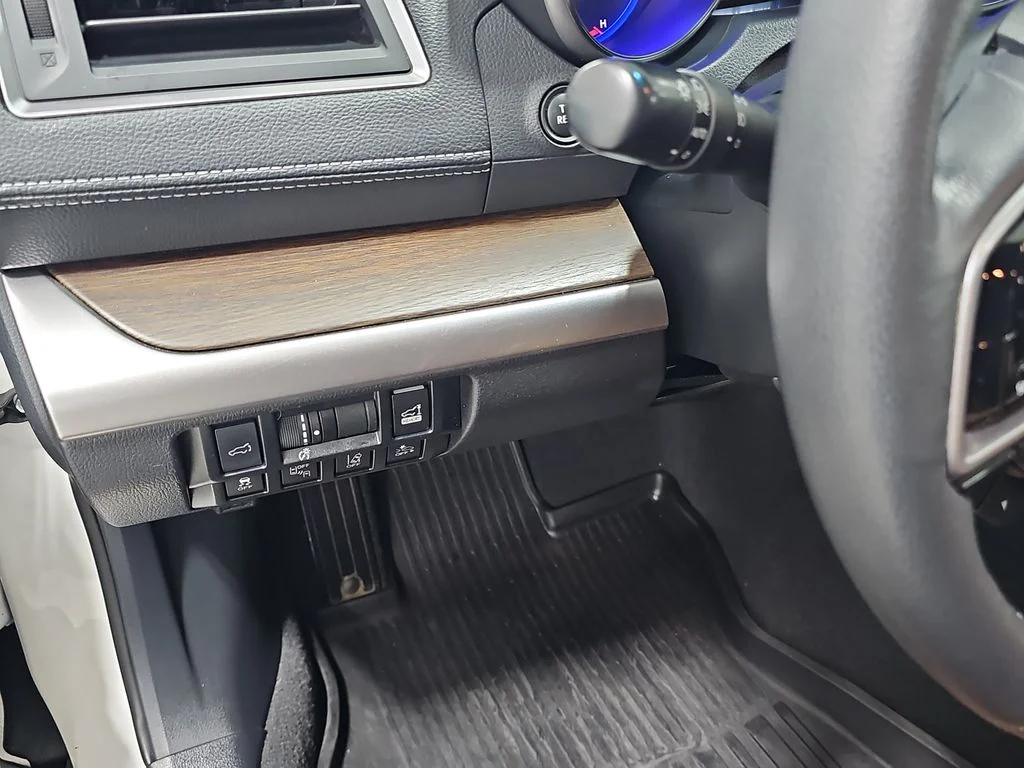 Used 2019 White Subaru 2.5i image 28