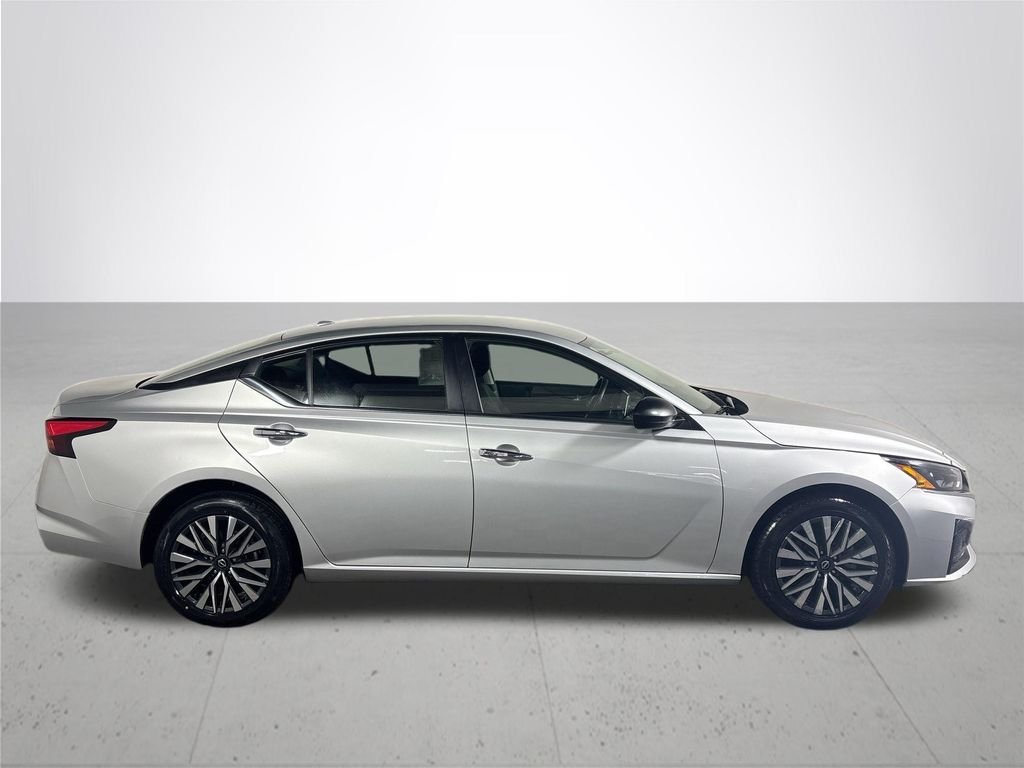 Used 2024 Silver Nissan 2.5 SV image 5