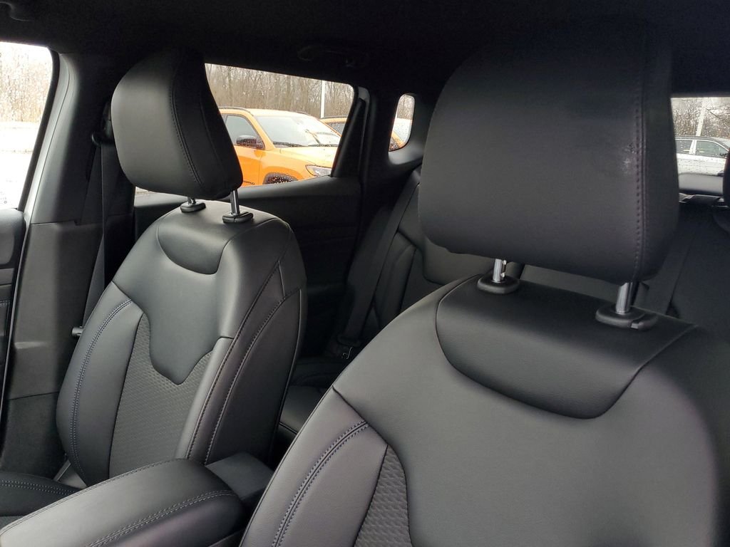 New 2026 Bright White Clearcoat Jeep Latitude image 17