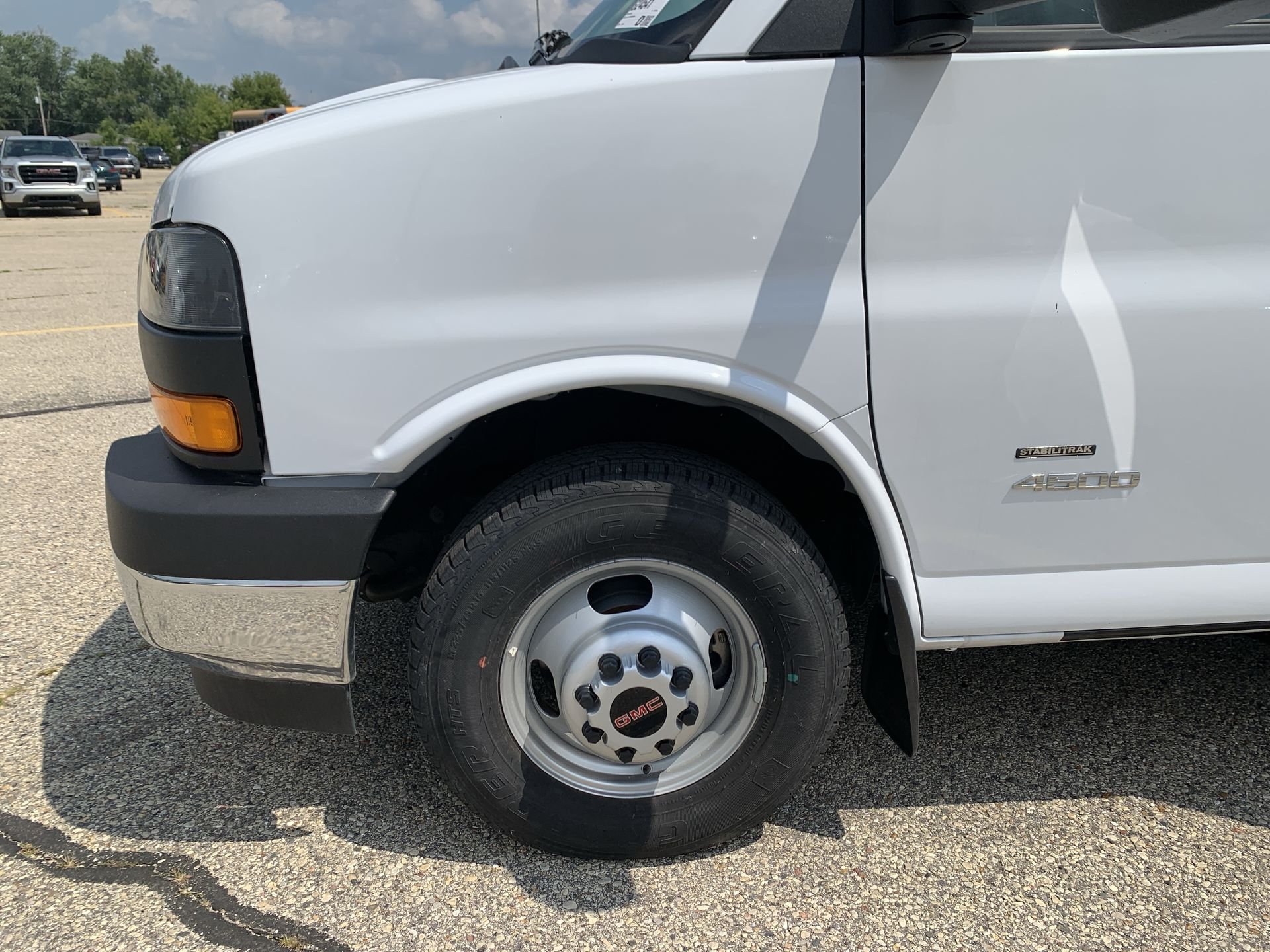 New 2024 Summit White GMC 2WT image 16