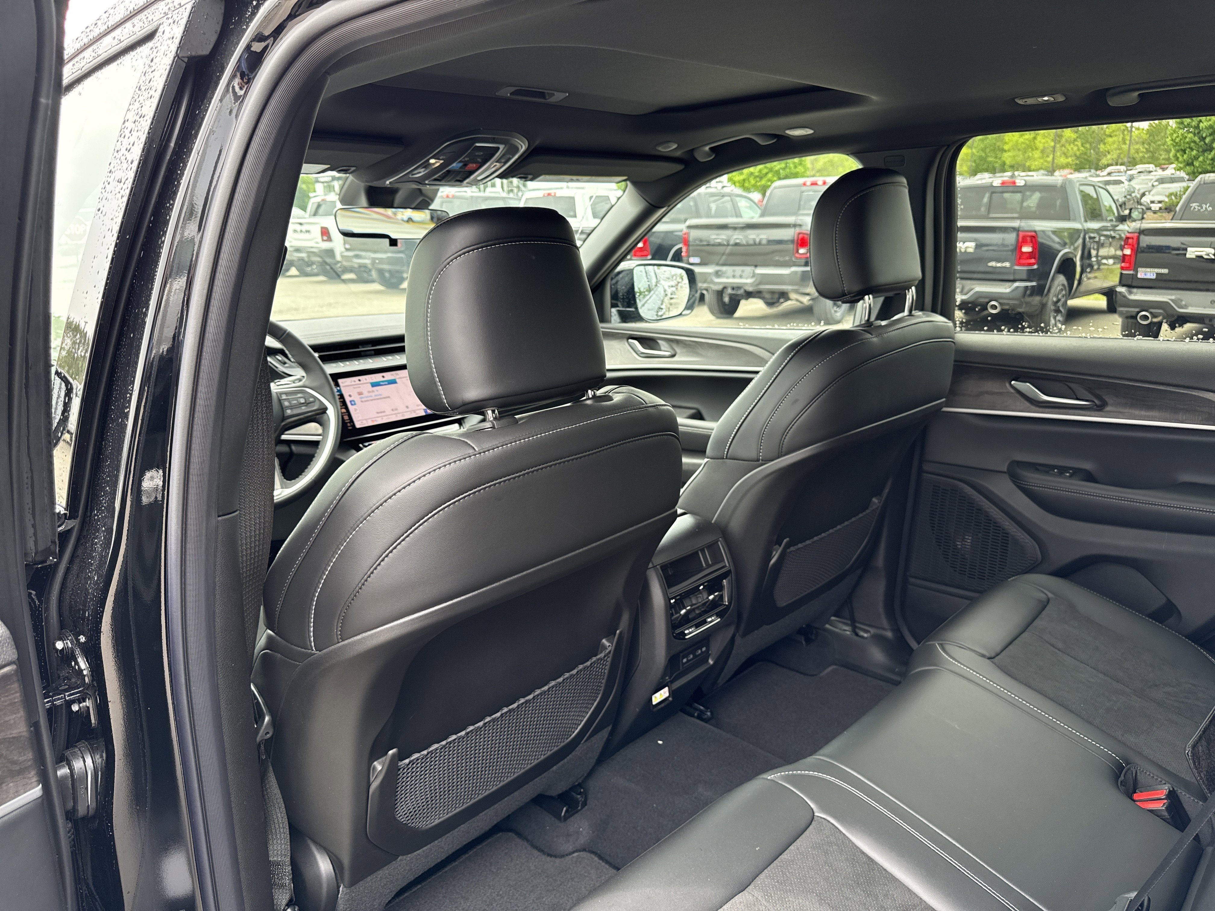 New 2026 Diamond Black Crystal Pearl-Coat Exterior Paint Jeep Laredo Altitude image 4