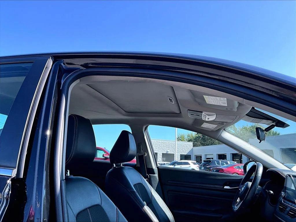 Used 2022 Black Nissan 2.5 SR image 23
