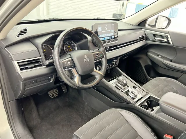 Used 2024 Silver Mitsubishi SE image 7