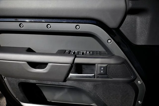 2025 Land Rover Defender S - Photo 15