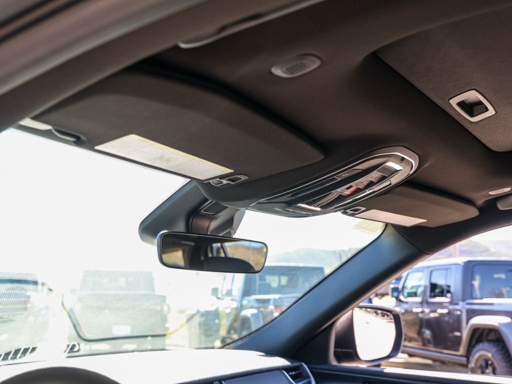 New 2026 Diamond Black Crystal Pearl-Coat Exterior Paint Jeep Laredo image 12