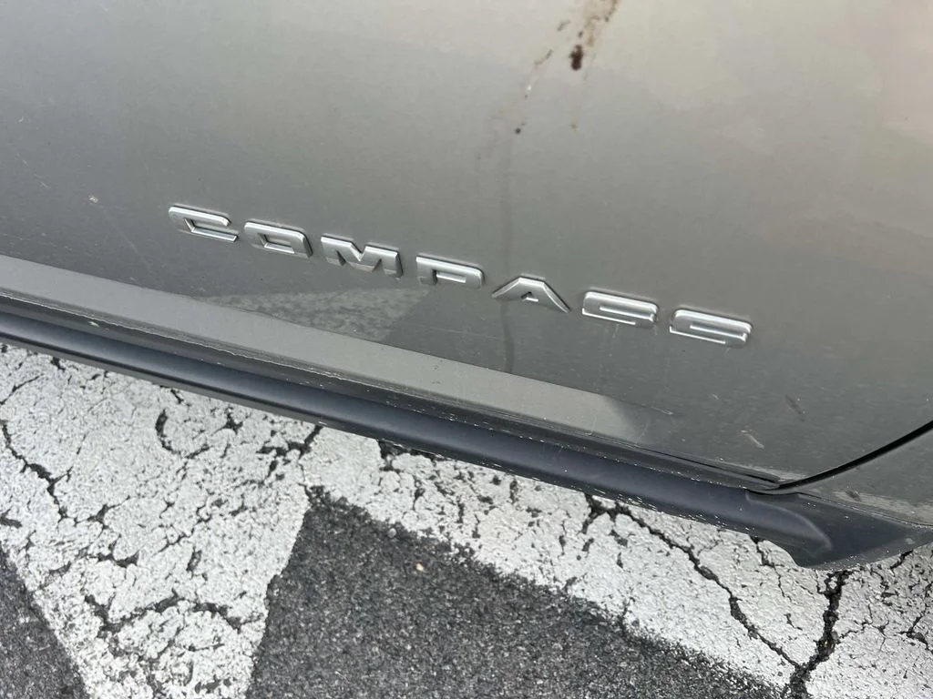 Used 2015 Silver Jeep Latitude image 11