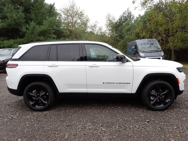 New 2025 Bright White Clear-Coat Exterior Paint Jeep Limited image 8