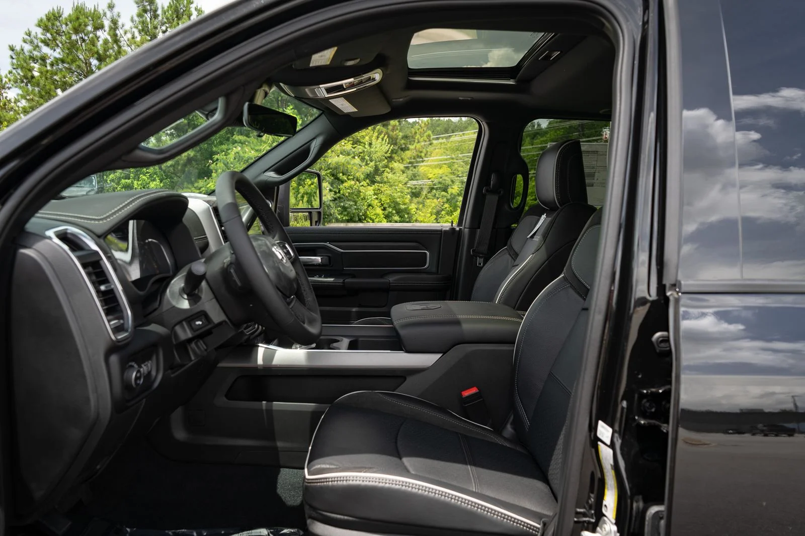 New 2026 Diamond Black Crystal Pearl-Coat Exterior Paint RAM Laramie image 24