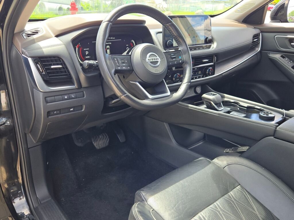 Used 2021  Nissan Platinum image 23
