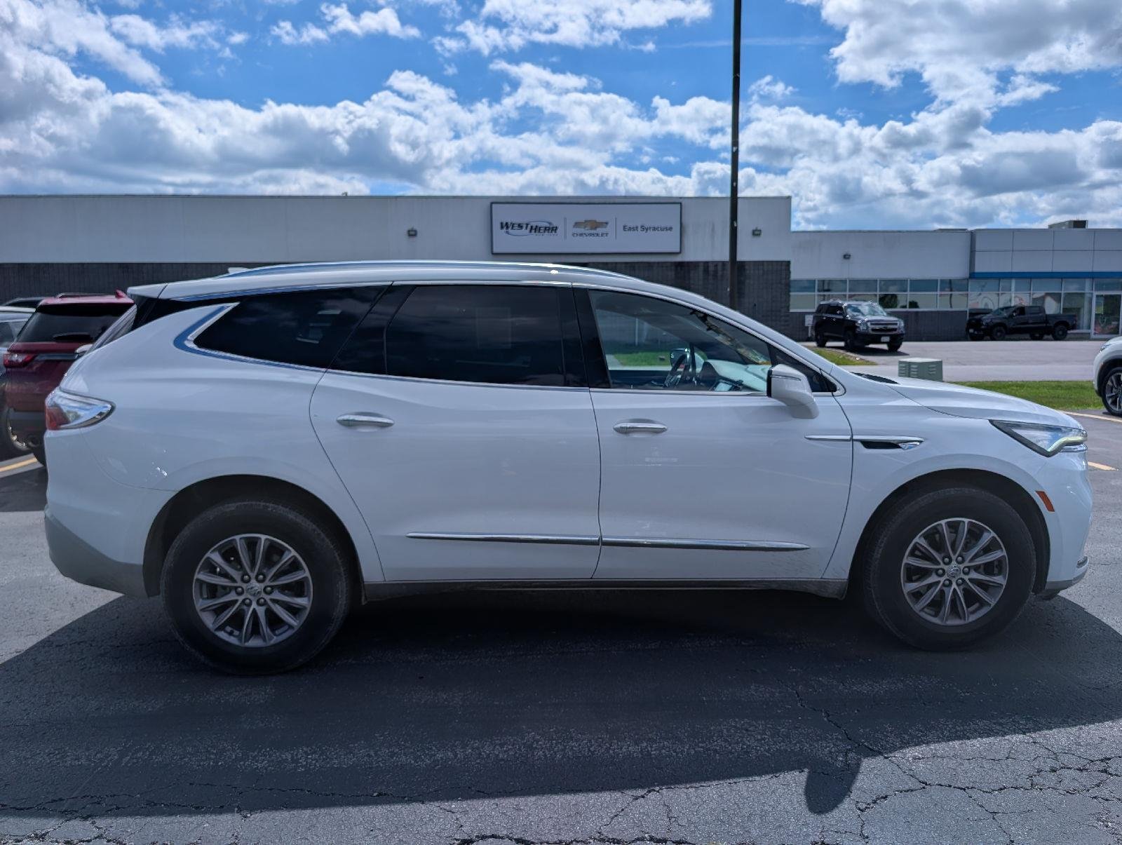 Used 2024 Summit White Buick Essence image 9