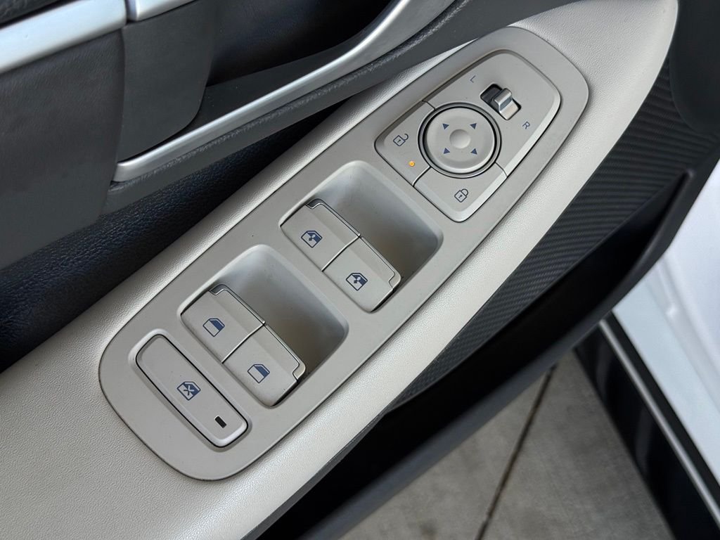 Used 2025 White Hyundai SEL image 23