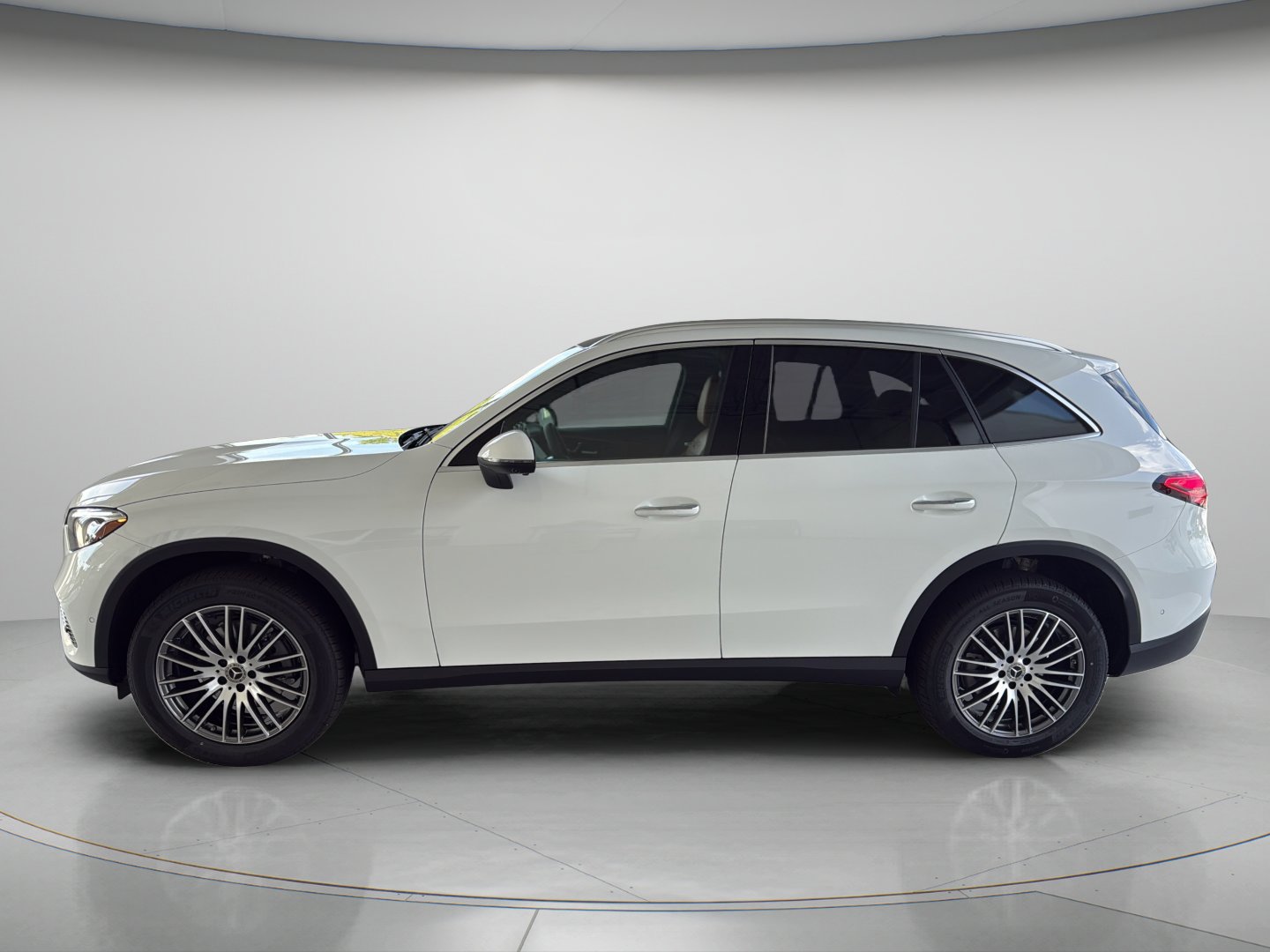 New 2026 Polar White Mercedes-Benz GLC 300 image 2