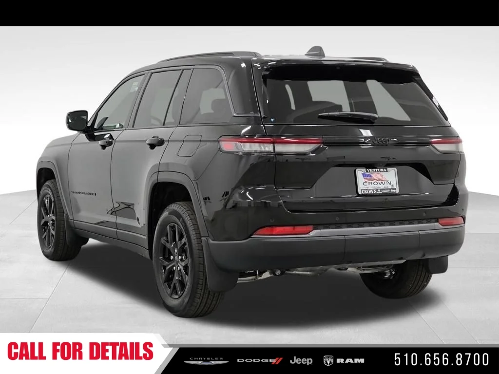 New 2026 Diamond Black Crystal Pearl-Coat Exterior Paint Jeep Altitude image 7