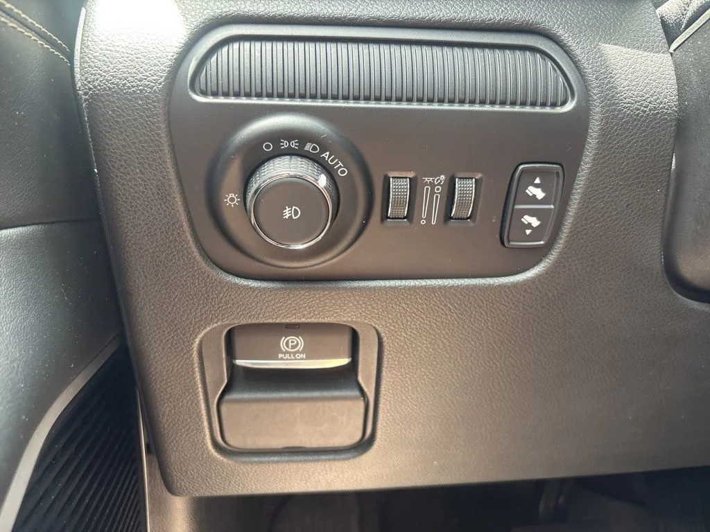 Used 2022 White Jeep Series III image 24