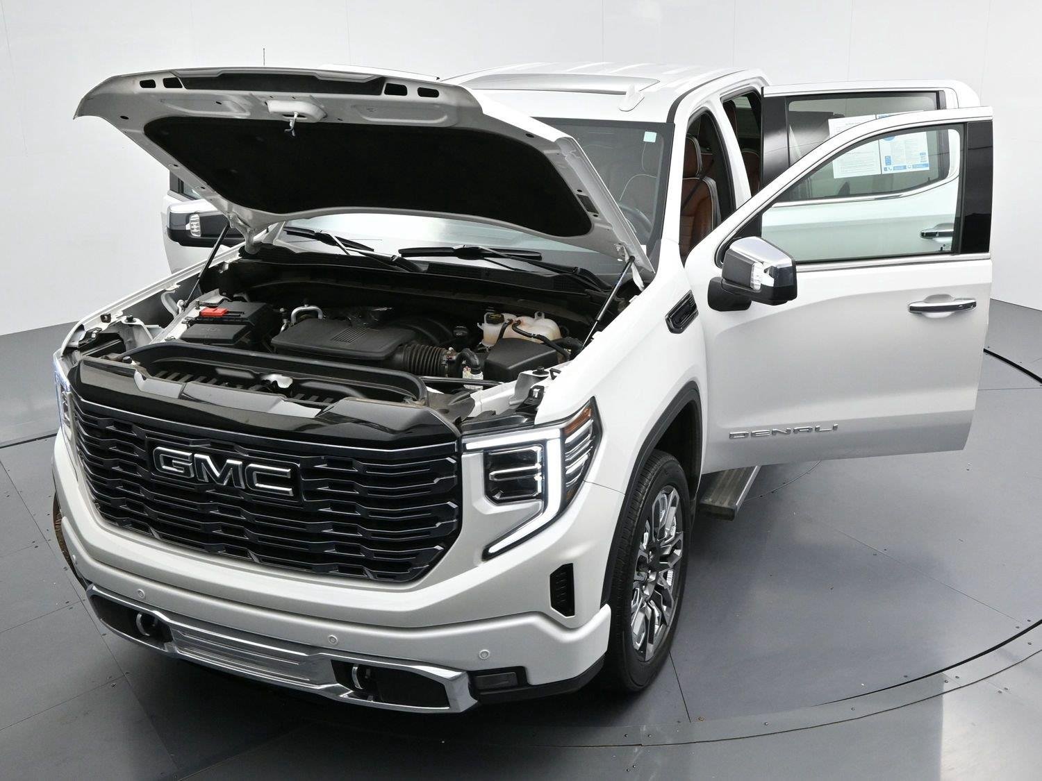 Used 2025 White Frost Tricoat GMC Denali Ultimate image 46