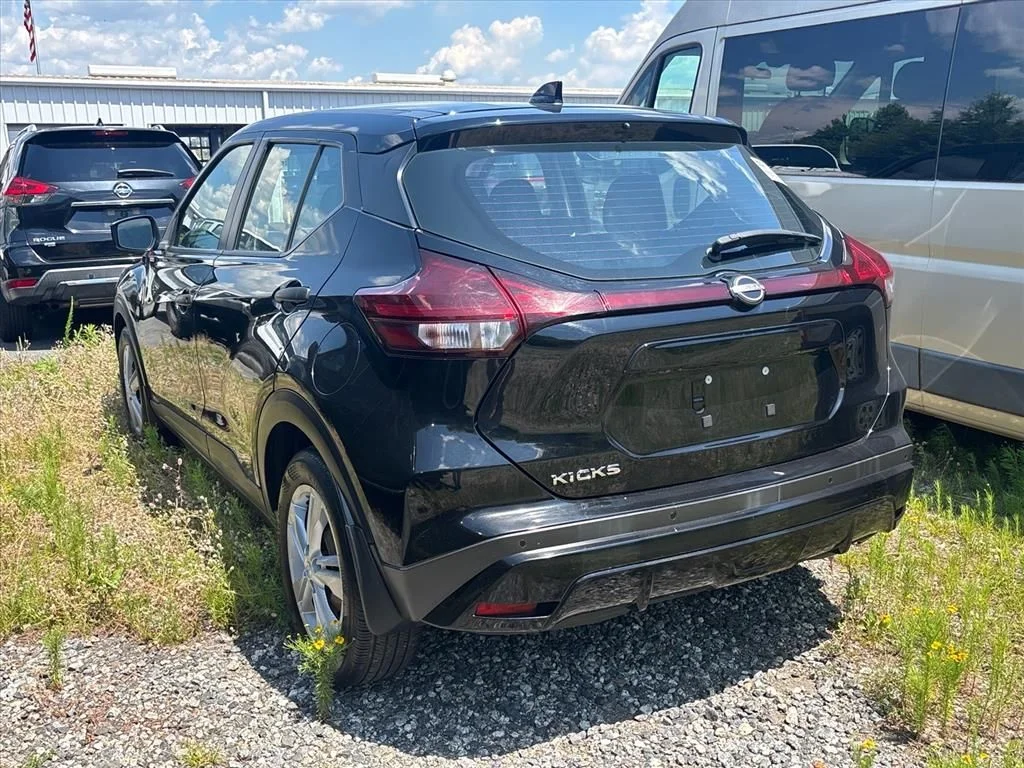 Used 2022 Black Nissan S image 13