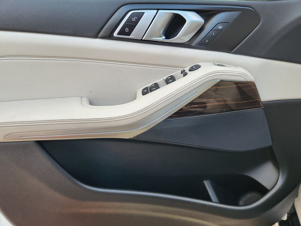 Used 2019 White Metallic BMW xDrive40i image 22