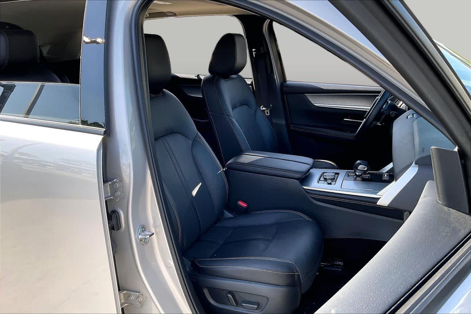 Used 2025 Platinum Quartz Mazda Preferred Package image 9