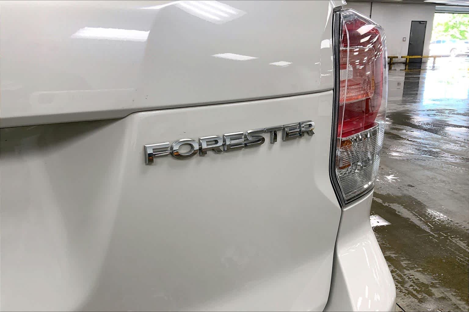 Used 2018 Crystal White Pearl Subaru Limited image 10