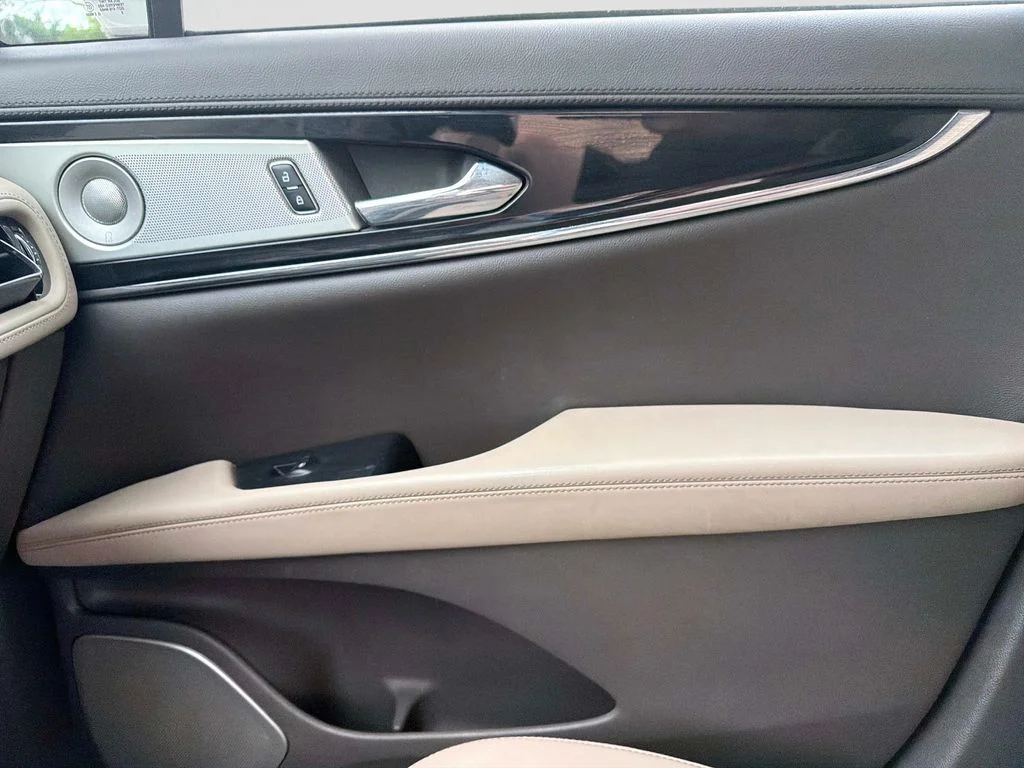 Used 2022 White Lincoln Reserve image 23