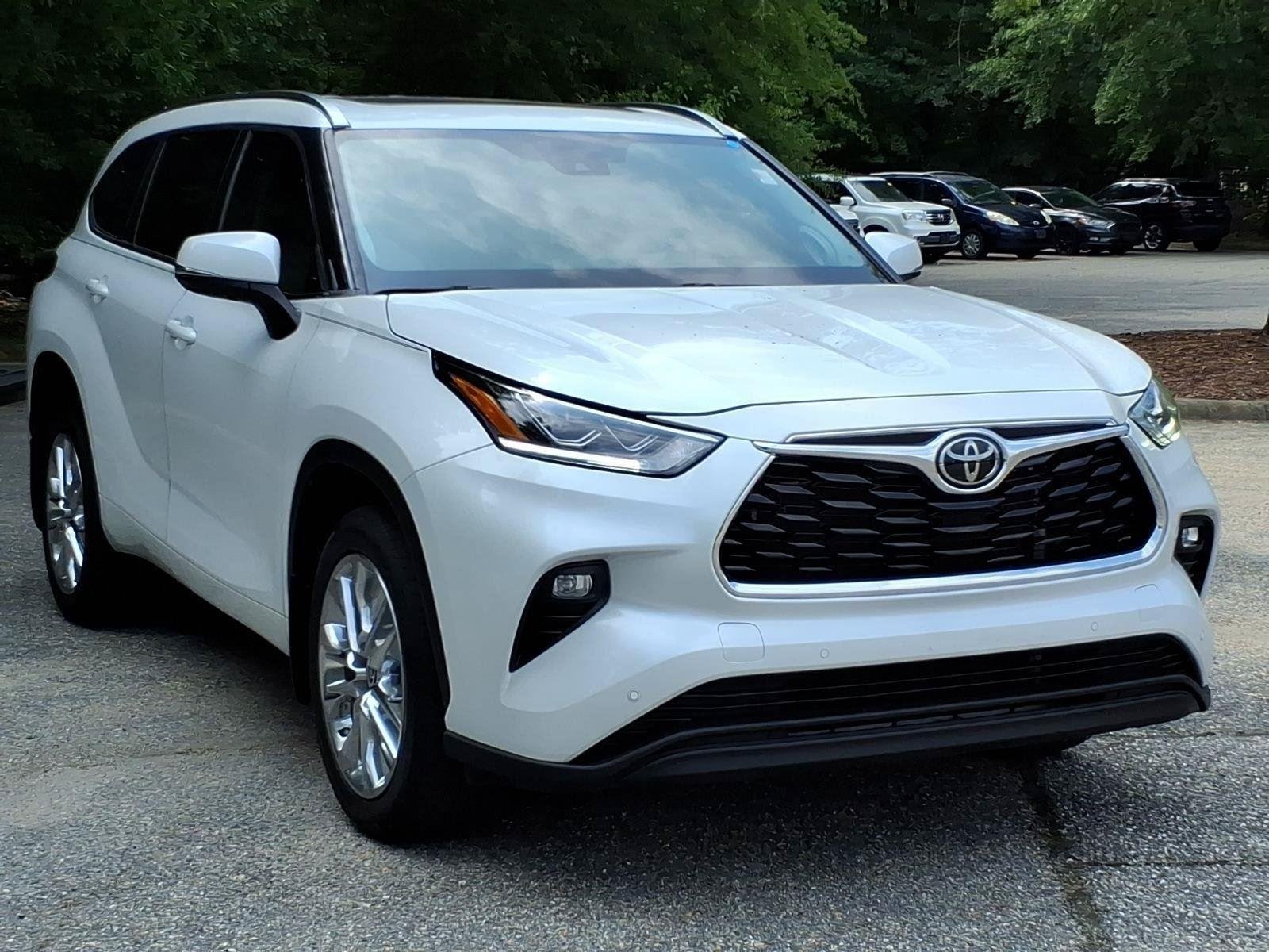 Used 2024 Wind Chill Pearl Toyota Limited image 6