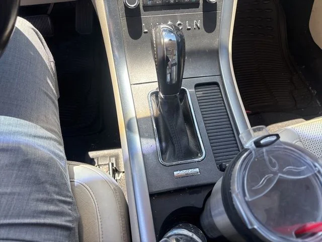 Used 2011 Red Lincoln Base image 26