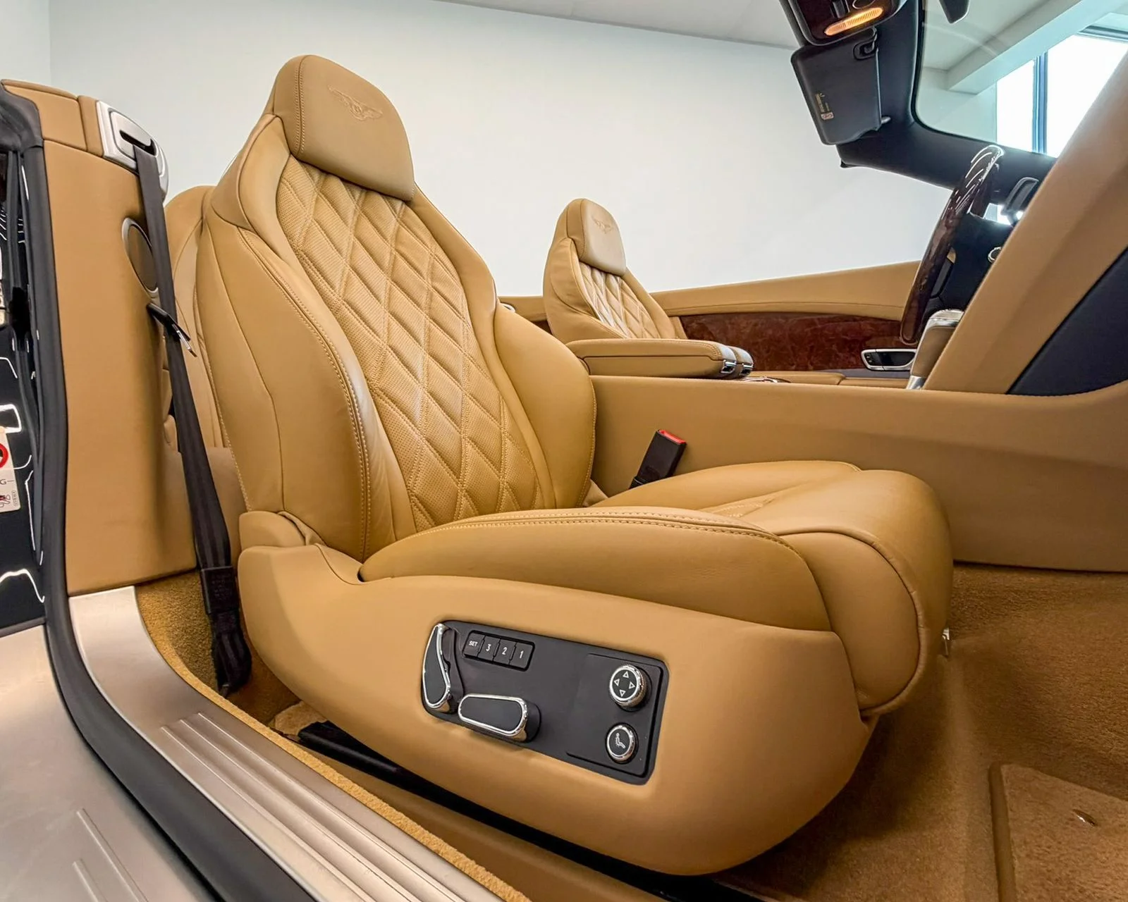 Used 2014 Black Bentley Base image 2