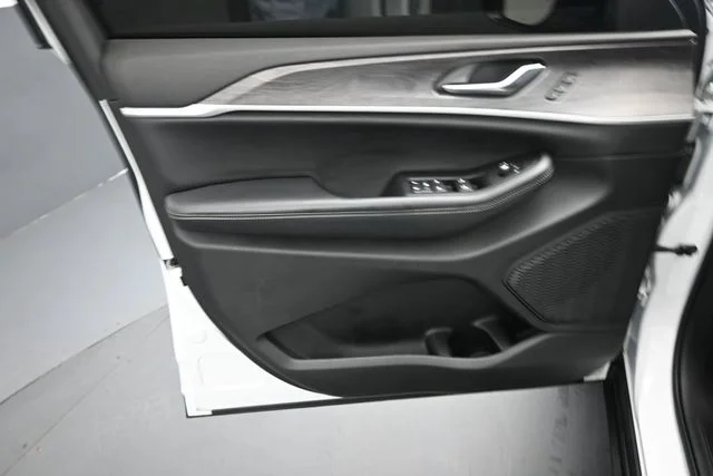 Used 2023 White Jeep Limited image 19