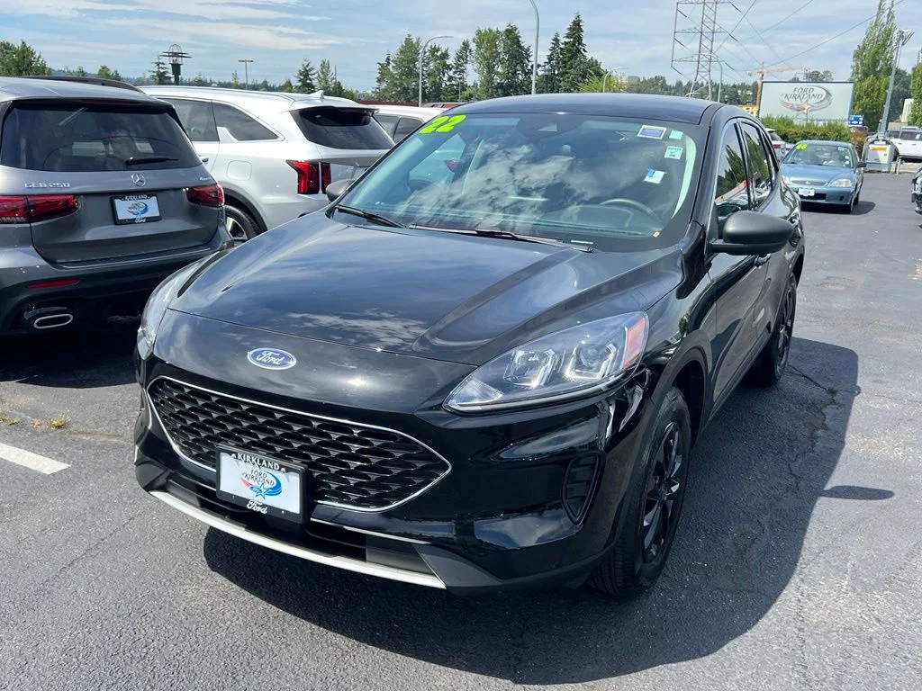 Certified Used 2022 Black Metallic Ford SE image 5