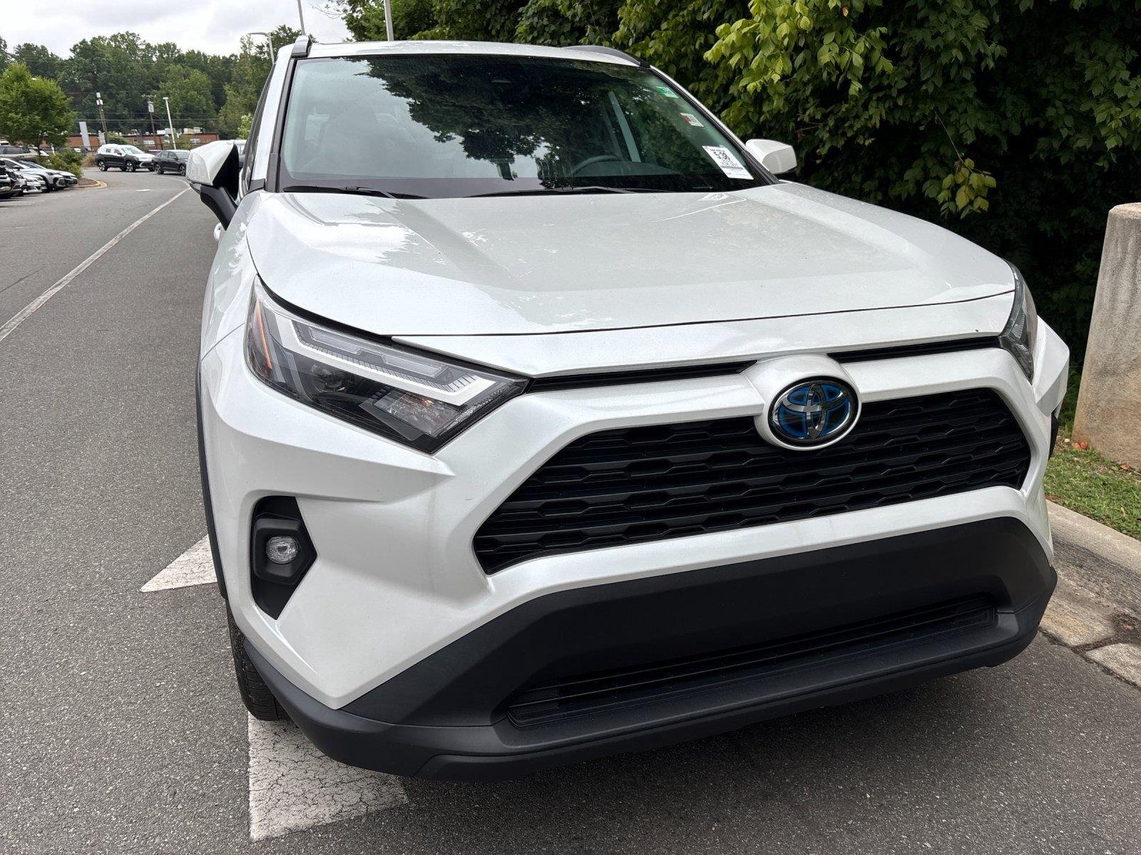 Used 2023 Wind Chill Pearl Toyota XLE Premium image 8