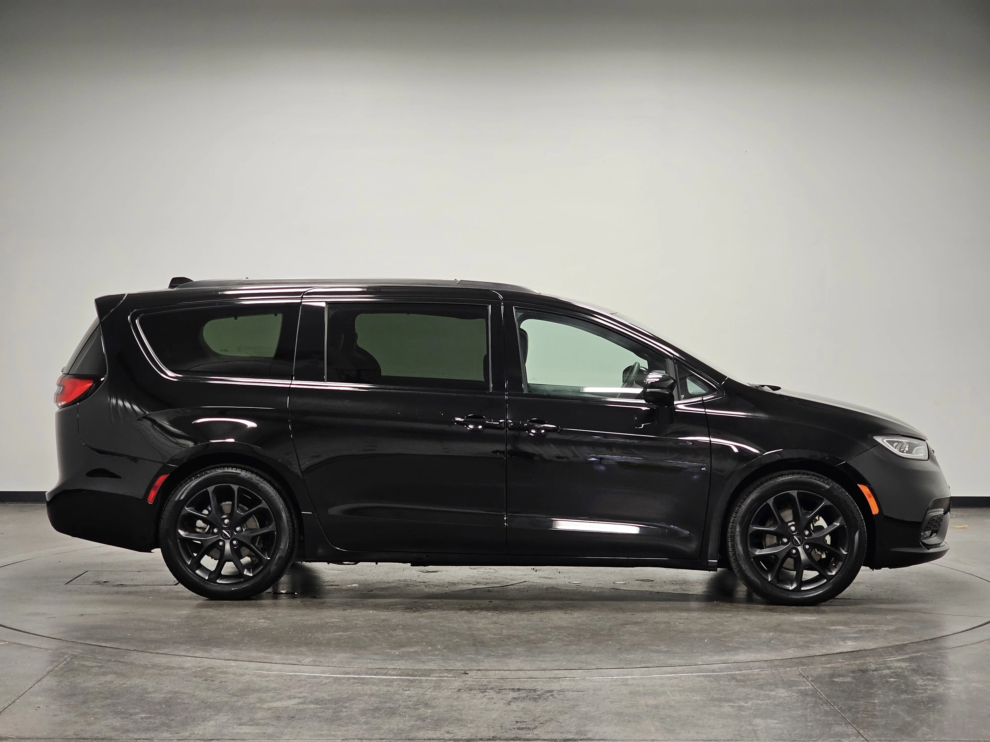 Used 2025 Diamond Black Crystal Pearlcoat Chrysler Limited image 9
