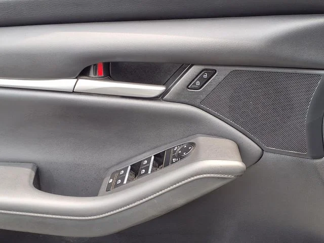 Used 2022 White Mazda Select image 18
