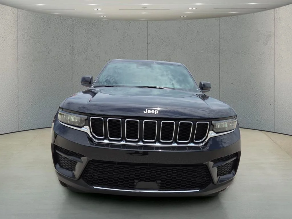 New 2026 Diamond Black Crystal Pearl-Coat Exterior Paint Jeep Laredo image 11