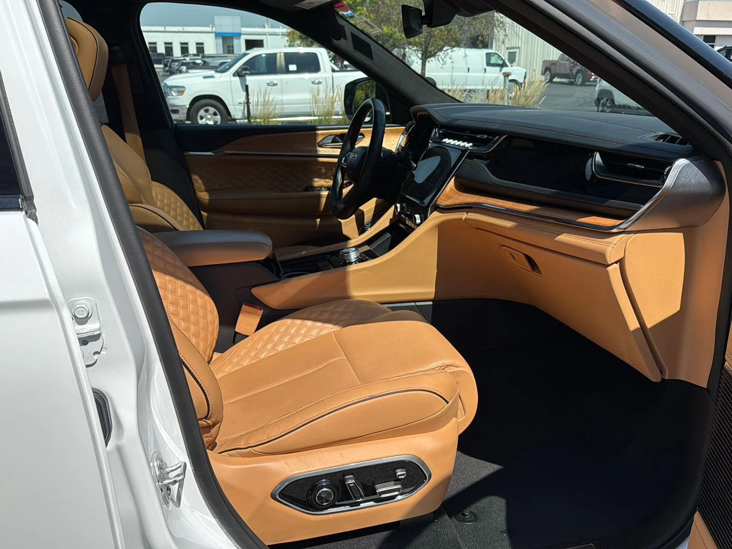 Used 2024 Bright White Jeep Summit Reserve image 11