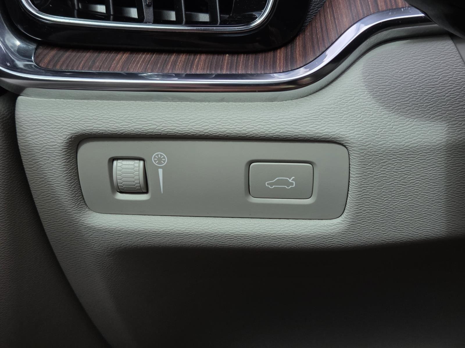 Used 2019 Crystal White Pearl Metallic Volvo Momentum image 24