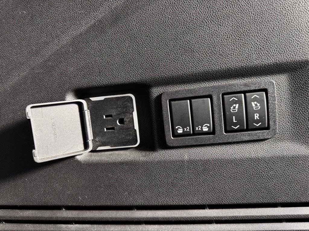Used 2021 Onyx Black GMC Denali image 23