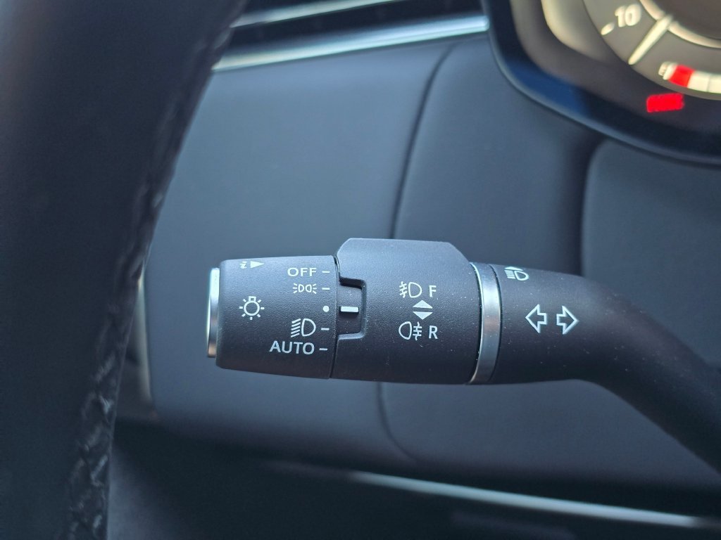 Certified Used 2025 Black Land Rover Dynamic SE image 27