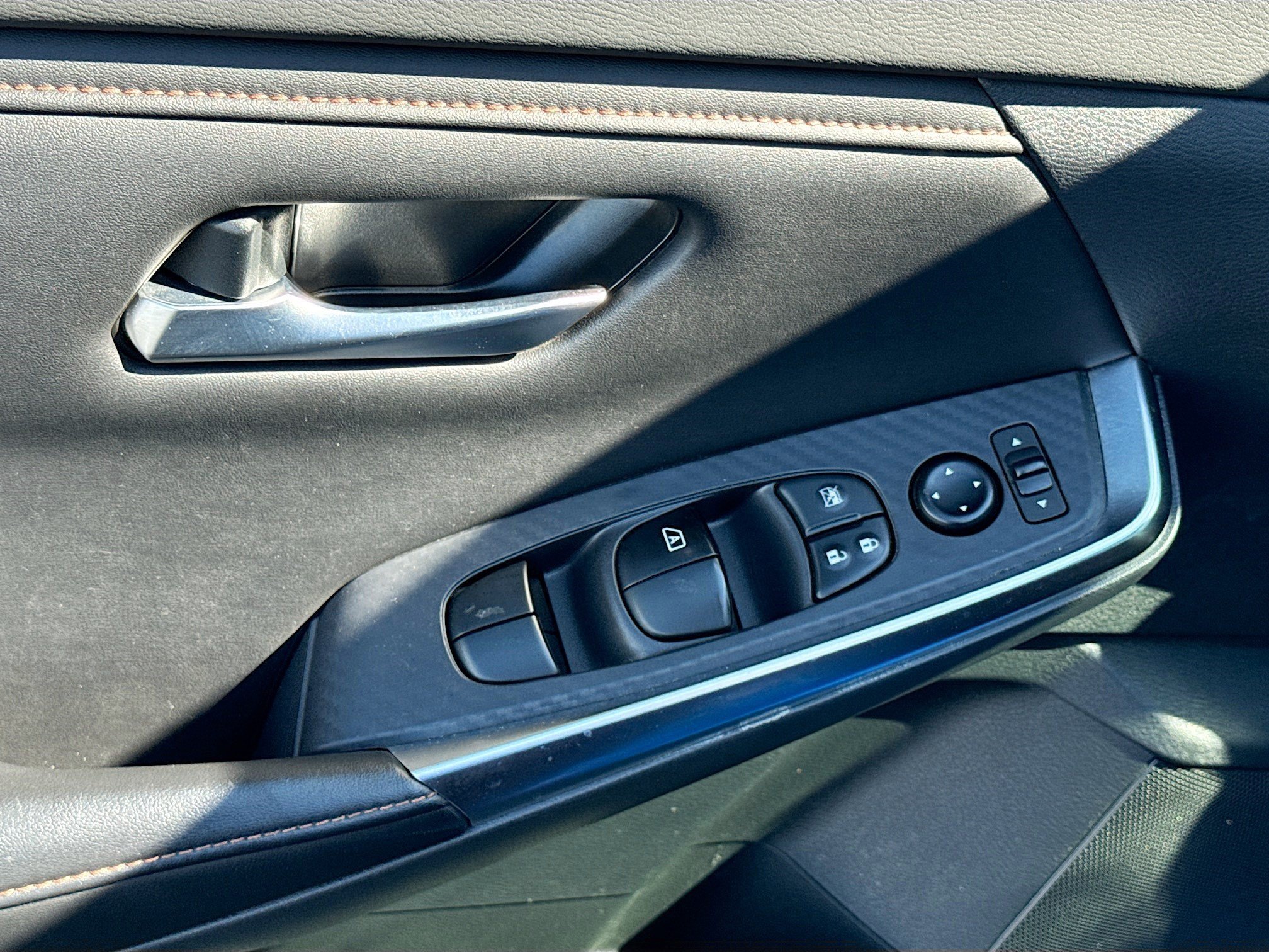 Used 2021 Electric Blue Metallic Nissan SR image 17