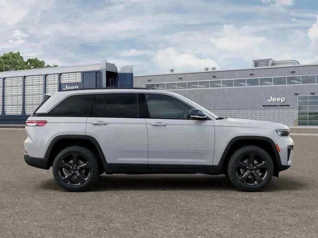 New 2026 Bright White Clear-Coat Exterior Paint Jeep Limited image 80