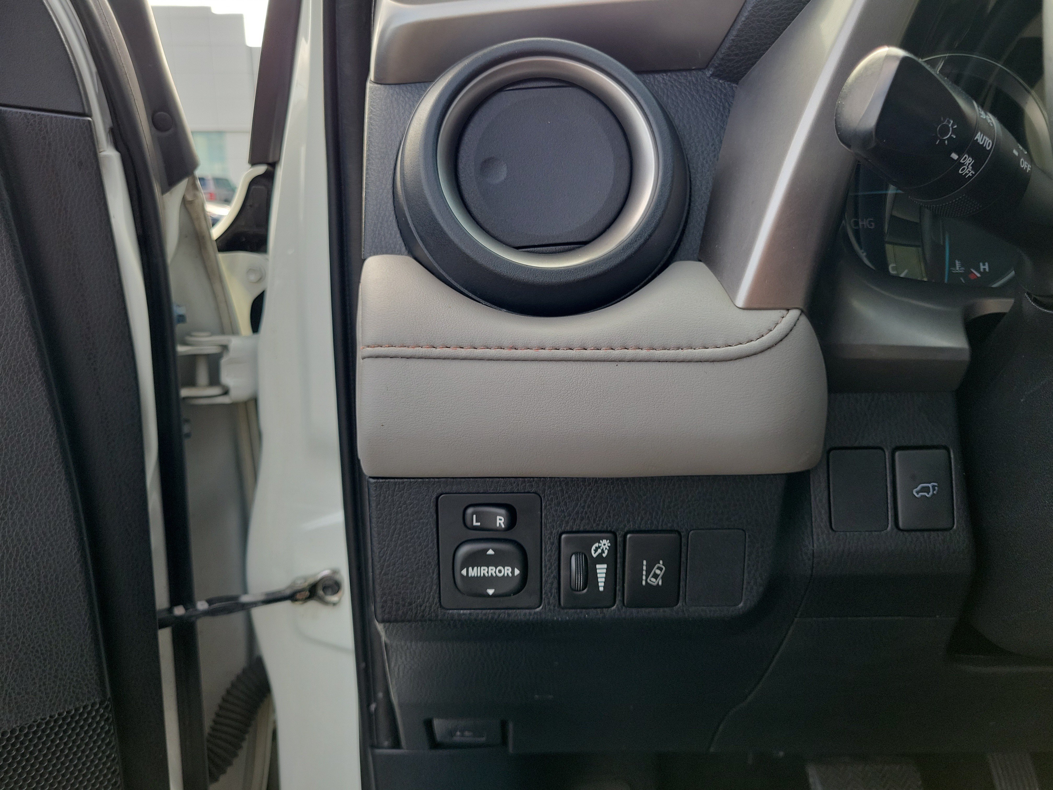 Used 2018 Blizzard Pearl Toyota Hybrid Limited image 20