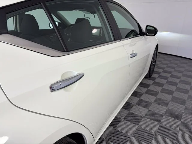 Used 2025 White Nissan 2.5 SV image 9