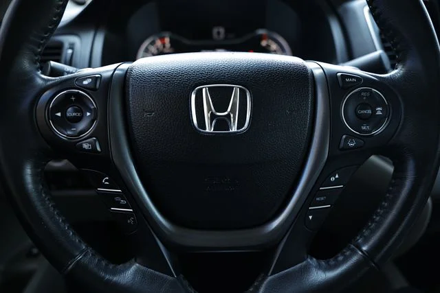 Used 2023 Platinum White Pearl Honda RTL image 36