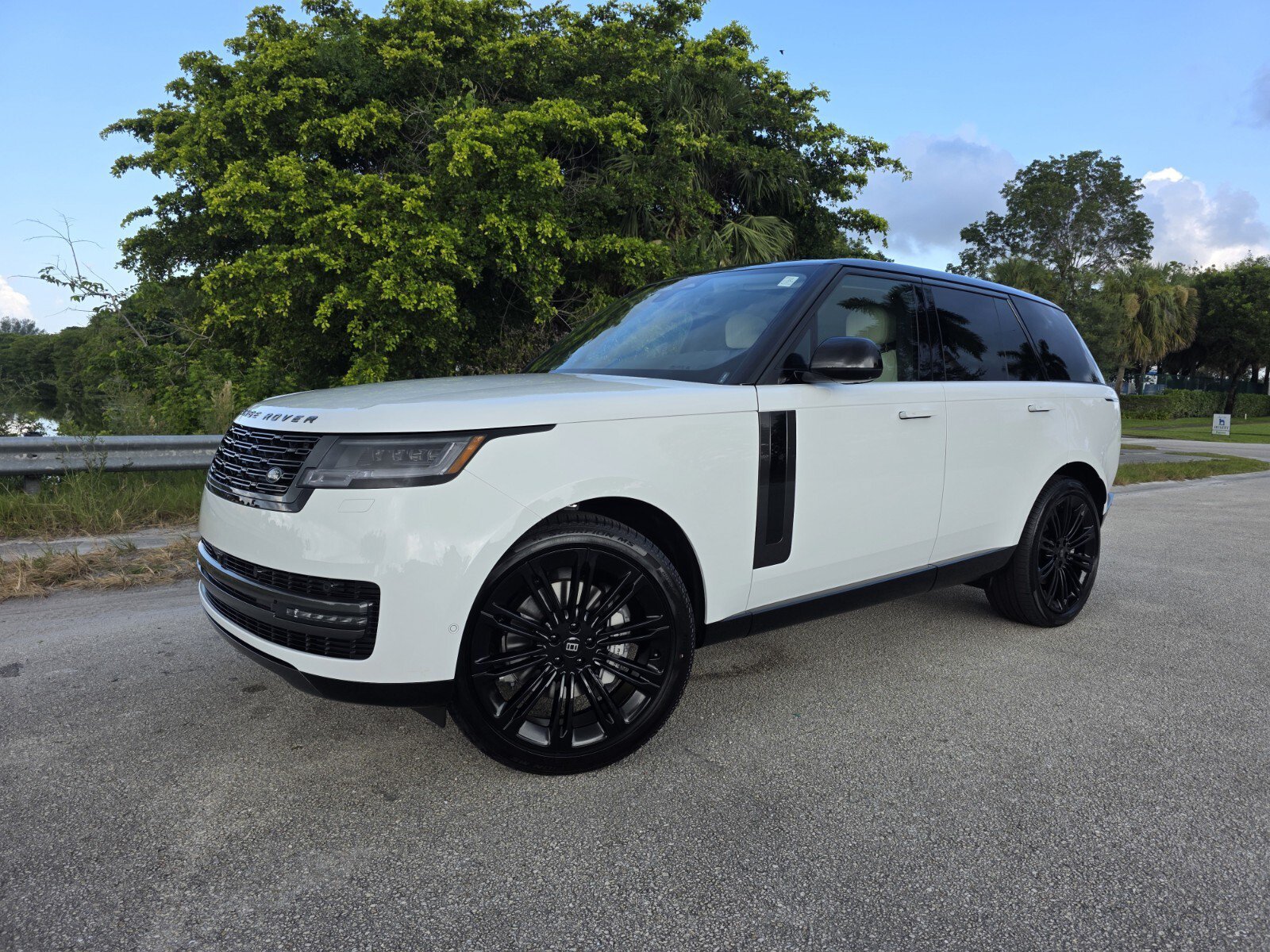 New 2027 Fuji White Land Rover P400 SE image 1