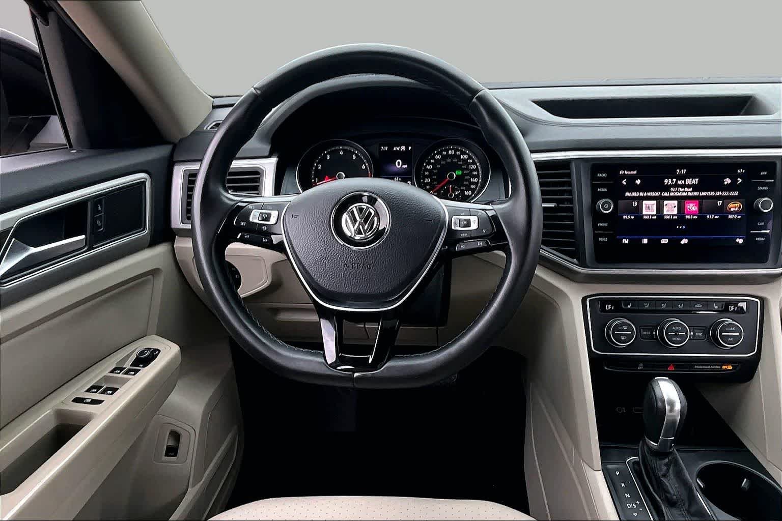 Used 2019 Deep Black Pearl Volkswagen 3.6L V6 SE w/Technology image 6